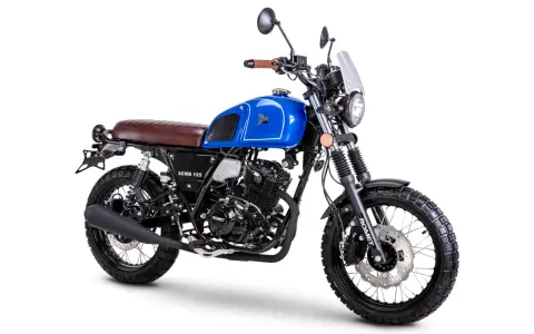 Niebieski motocykl Romet SCMB 125 w stylu scrambler, z brązowym siedzeniem i oponami terenowymi.