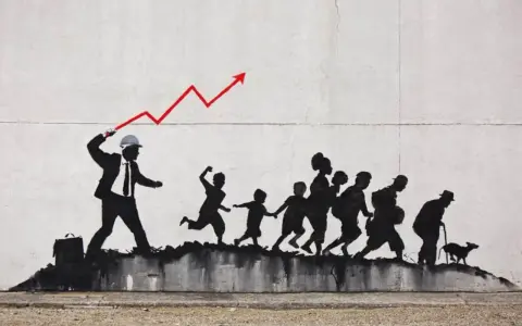 Œuvre de Banksy à New York : un homme d'affaires frappe une flèche de graphique économique ascendante, menant une file de silhouettes d'enfants et d'adultes.