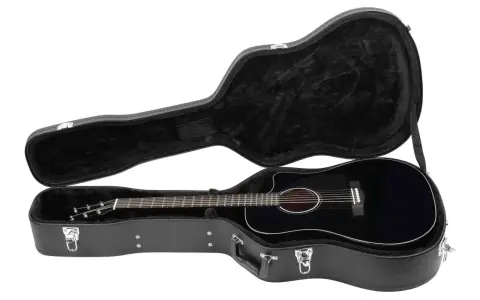 Czarna gitara akustyczna w otwartym, wyściełanym futerale. Gotowa do podróży i tworzenia muzyki.