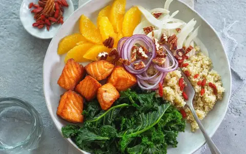 Ein bunter Salat mit Lachs, Grünkohl, Orange, Fenchel, Zwiebeln, Pekannüssen und Goji-Beeren. Einfach und lecker!