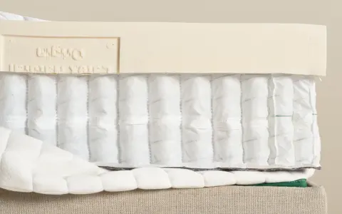 Coupe d'un matelas montrant les ressorts ensachés et la couche de latex. Comprendre la structure aide à savoir pourquoi mon matelas neuf se creuse.