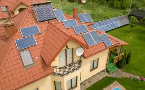 Dom z panelami fotowoltaicznymi na dachu. Instalacja fotowoltaiczna to inwestycja, która pozwala na odliczenie fotowoltaiki od podatku, obniżając rachunki.