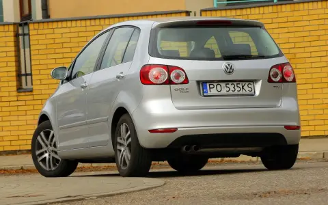Srebrny Golf 5 1.6 MPI z tablicą PO 535KS stoi przy żółtej ceglanej ścianie.