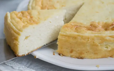 Puszysty sernik z mascarpone i twarogiem, moje wypieki. Idealny na deser, lekki i pyszny.