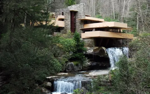Fallingwater, capolavoro di Frank Lloyd Wright, si fonde con la natura, con cascate che scorrono sotto i suoi terrazzamenti.