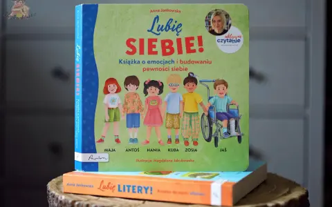 Książka "Lubię SIEBIE!" Anny Jankowskiej to pomoc w budowaniu pewności siebie u dzieci. Ilustracje przedstawiają grupę uśmiechniętych dzieci, w tym chłopca na wózku.
