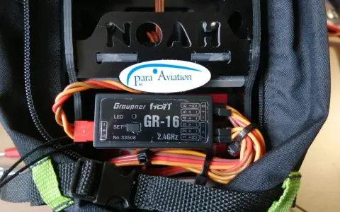 Graupner HOTT GR-16 Empfänger mit 2,4 GHz Technologie, Teil des "NOAH" Projekts von Para Aviation.