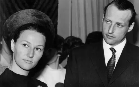 Królowa Sonja i król Harald V, przyszli władcy Norwegii, na oficjalnym spotkaniu.