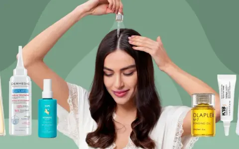 Kobieta aplikuje serum na skórę głowy, otoczona kosmetykami do włosów, w tym produktami z linii biomarine.