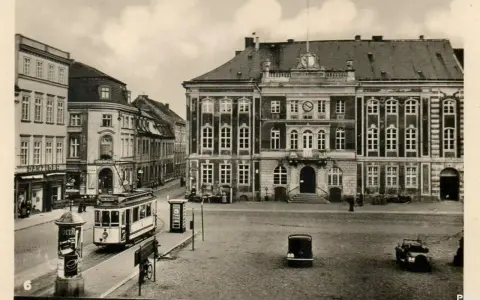 Kostrzyn nad Odrą przed wojną: tramwaj i samochody na rynku przed ratuszem.