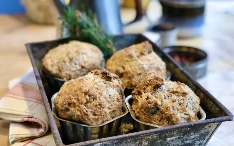 Nybakade grahamsbullar i en gammal form, redo att avnjutas. Ett perfekt grahamsbullar recept för fika.