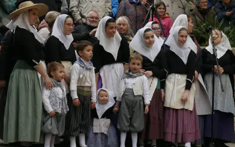 Dzieci w tradycyjnych strojach, jakby z obrazka "co przywieźć z Majorki".