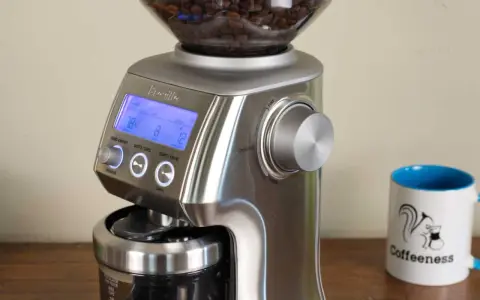Sage Smart Grinder Pro: Mahlgrad für Espresso einstellen. Die Anzeige zeigt 78.4, 8 und 12. Daneben eine Kaffeetasse mit Eichhörnchen.