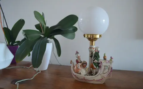 Lampe céramique vintage avec figurines rococo et orchidées.