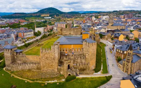 Castillo de Ponferrada, un lugar histórico que invita a descubrir pueblos bonitos cerca de Ponferrada.