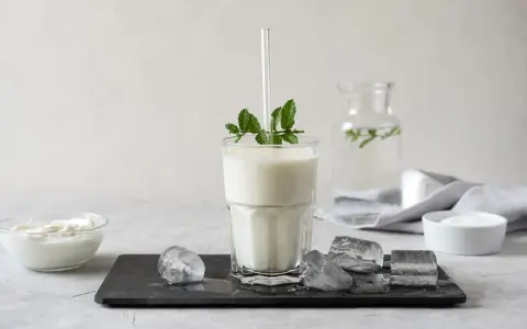 Ayran napój: tradycyjny przepis, zdrowotne korzyści i smakowe wariacje