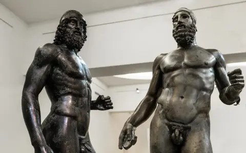 Bronzi di Riace, simbolo Calabria, guerrieri antichi che raccontano storie di forza e coraggio.