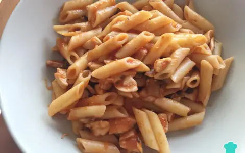 Macarrones con pollo en salsa roja, un plato casero y delicioso.