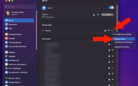 Ekran komputera z menu Wi-Fi, gdzie czerwona strzałka wskazuje opcję "Kopiuj hasło".