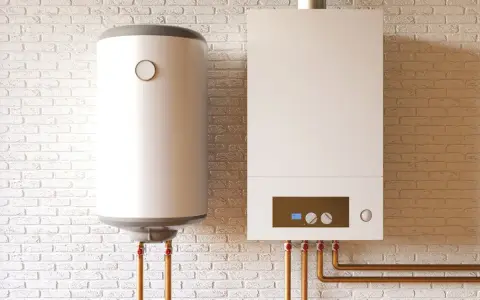 Caldaia e scaldabagno moderni su muro di mattoni. Ottieni il bonus rottamazione caldaia per un impianto efficiente.