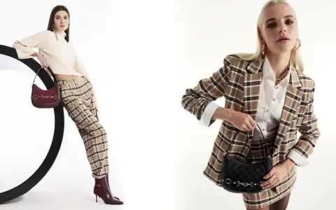Due modelli mostrano idee outfit ufficio inverno: uno con maglione a collo alto, pantaloni a quadri e borsa bordeaux; l'altro con blazer a quadri, camicia bianca e borsa nera.