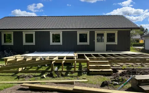 Ny altan byggs med tryckimpregnerat altan virke. Grunden är på plats, trappan tar form.