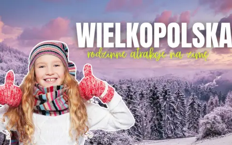 Uśmiechnięta dziewczynka w zimowym stroju pokazuje kciuki w górę na tle ośnieżonych drzew. Wielkopolska oferuje wspaniałe atrakcje dla dzieci zimą!