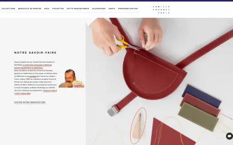 Mains expertes cousant un sac en cuir rouge, symbolisant l'artisanat de luxe et le savoir-faire traditionnel de Camille Fournet.