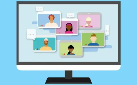 Cinco personas participan en una videollamada grupal a través de un software para videollamadas.
