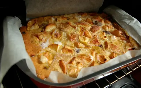 Bustrengo riminese appena sfornato, con mele dorate e zucchero croccante. Un dolce della tradizione romagnola.