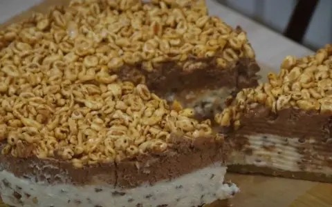 Tort z batoników Kinder: zachwyć prezentem bez pieczenia!