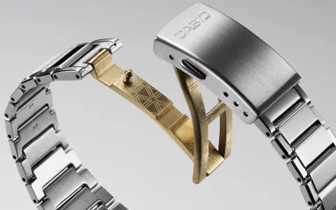 Dwa rodzaje bransolet w zegarkach: metalowa z grawerem i srebrna z logo Casio.