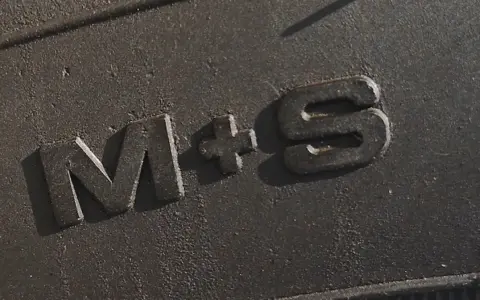 Napis "M+S" na bieżniku opony, oznaczający gotowość na błoto i śnieg.