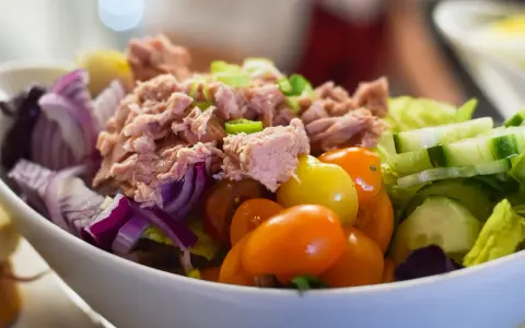 Jaki sos do sałatki z tuńczykiem? 10 przepisów na idealny smak!