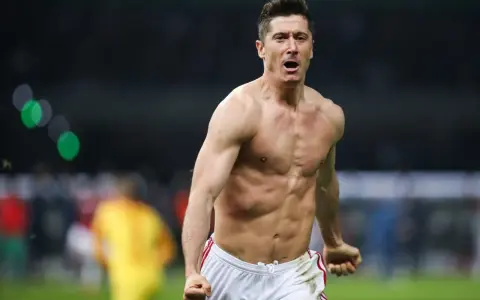 Robert Lewandowski, znany z imponującego wzrostu i sylwetki, świętuje bramkę.