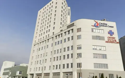 Nowoczesny budynek Carolina Medical Center z logo i napisem "Ostry Dyżur Ortopedyczny".