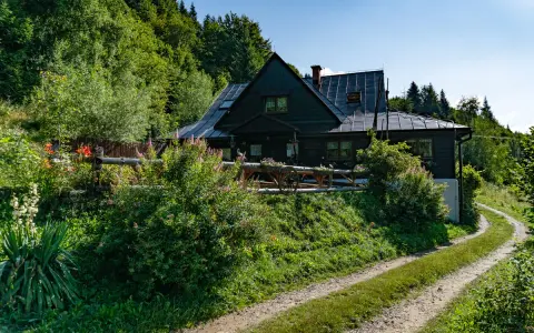 Bacówka PTTK Bereśnik: Przewodnik. Noclegi, szlaki, jedzenie, dojazd
