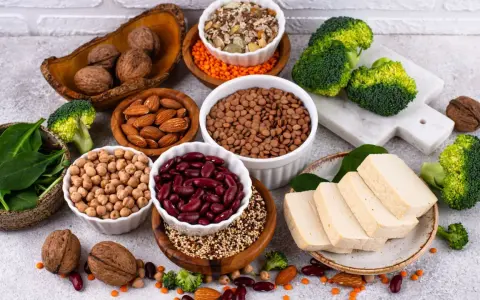 Un assortiment coloré de graines, noix, légumineuses et tofu, offrant une variété de protéines végétales pour une alimentation saine.