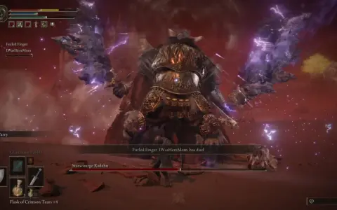 Enfrentamiento épico contra Starscourge Radahn, uno de los jefes más temidos de Elden Ring. ¡La batalla es intensa!