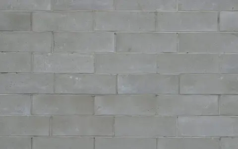 Pared de bloques de hormigón gris, lista para pintar y transformar.