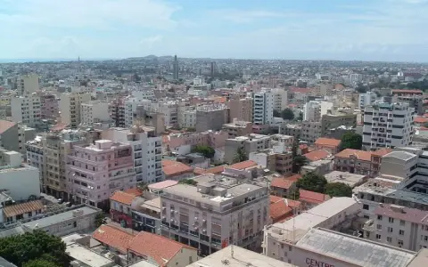 Widok na rozległe senegal miasta z wieloma budynkami i dachami.