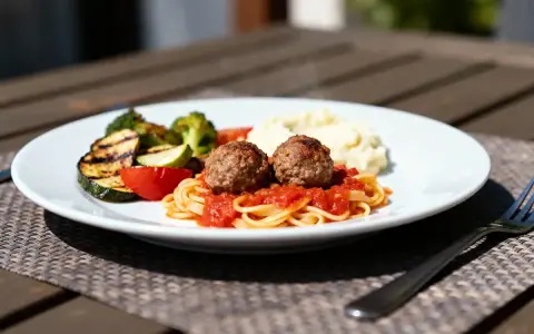 Boulettes de viande sur pâtes avec sauce tomate, purée et légumes grillés. La meilleure sauce pour boulette de viande, c'est celle-ci !