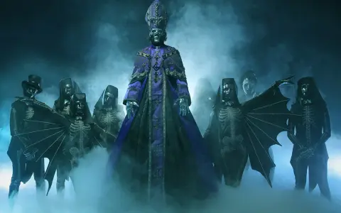 Ghost-medlemmar i mystisk dimma, redo för sitt nya album.