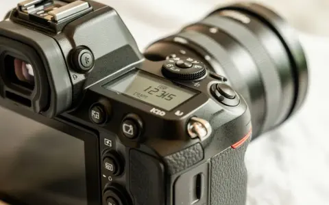 Jak sprawdzić przebieg aparatu Nikon? Poznaj licznik migawki i stan!