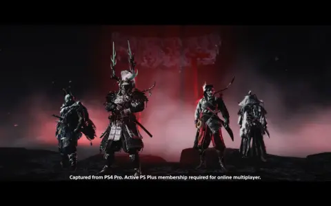 Czterech wojowników w zbrojach, jak z Ghost of Tsushima: Bajarz legend, stoi na tle czerwonej mgły i bramy torii.