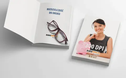 Okładka broszury z napisem "Rozdzielczość do druku" i okularami. Obok druga okładka z uśmiechniętą kobietą, skarbonką i napisem "300 DPI".