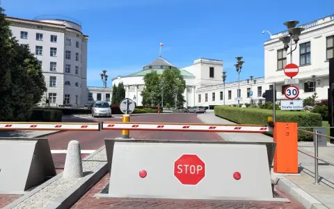 Przed Sejmem RP, gdzie dyskutuje się, ile wynosi dieta poselska, szlaban i znak STOP.
