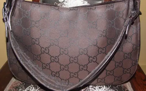 Brązowa torebka Gucci vintage z monogramem GG. Klasyczny dodatek, który nigdy nie wychodzi z mody.