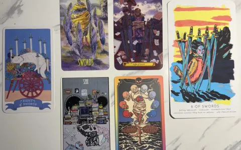 Cinco cartas del tarot, la mayoría con espadas, sobre un fondo blanco.