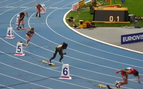 Start biegu na 400 m kobiet. Zawodniczki w blokach startowych, gotowe do rywalizacji.